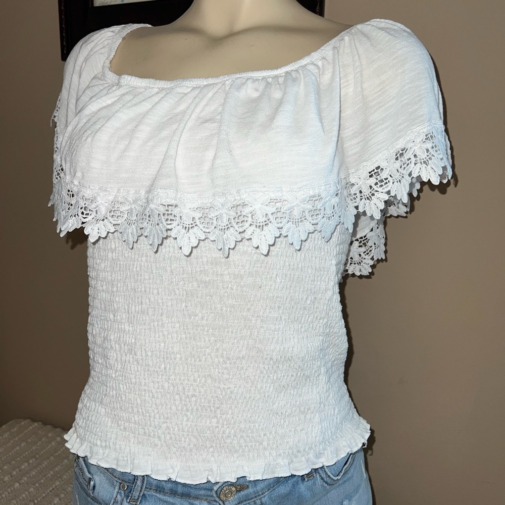 Paper + Tee White Top with Embroidered Detail Size Large